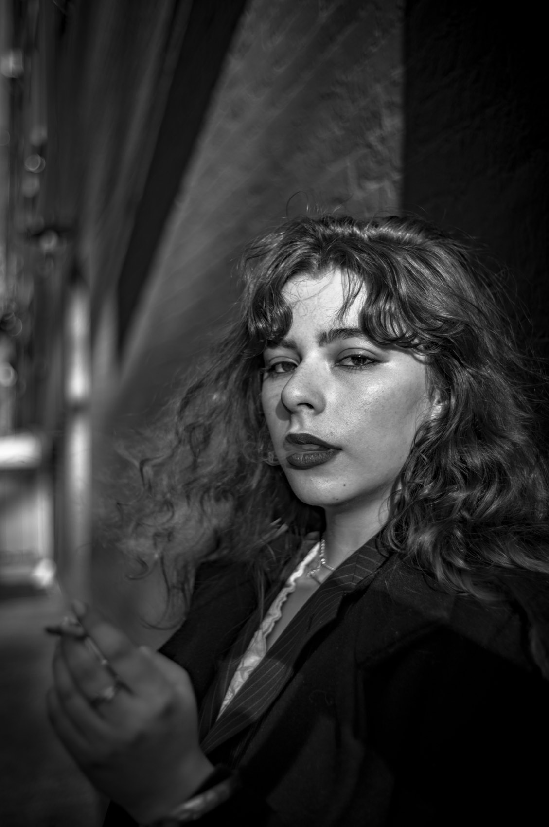 Cigarette, Held. New York.