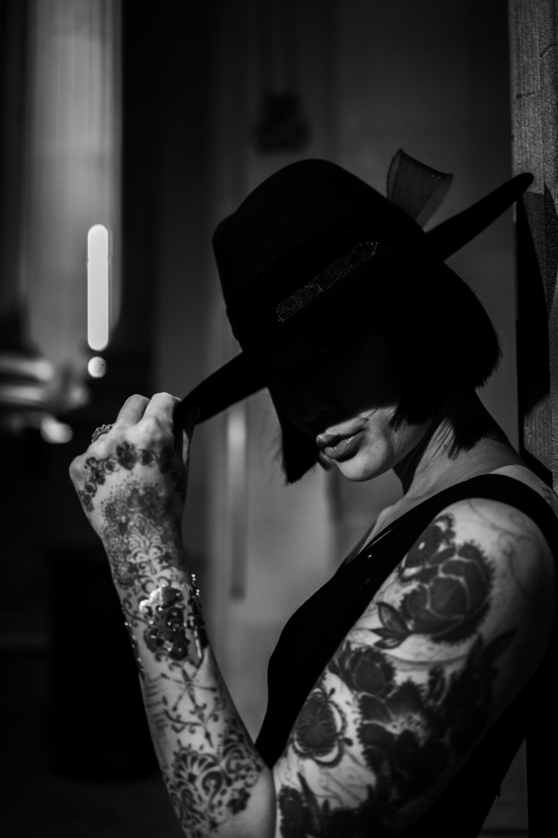 Tipping the Brim. New York.