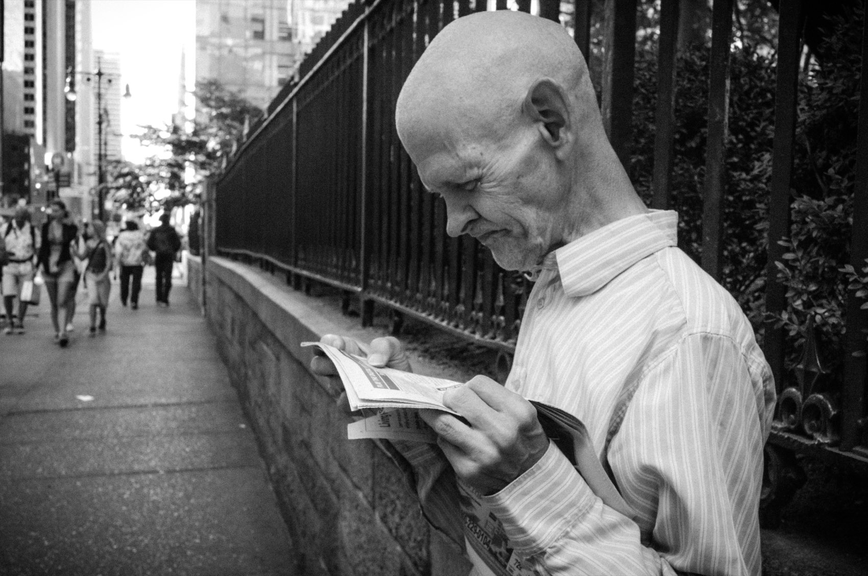 Reading at the Railings. New York.