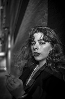 Cigarette, Held. New York.